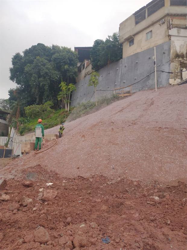 Mesmo terreno antes, apenas com terra exposta