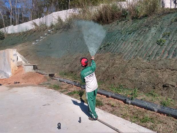 Aplicação de hidrossemeadura em talude